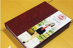 畢業(yè)多年后翻閱畢業(yè)紀(jì)念冊(cè)的回憶 制作畢業(yè)冊(cè)之后的感悟！